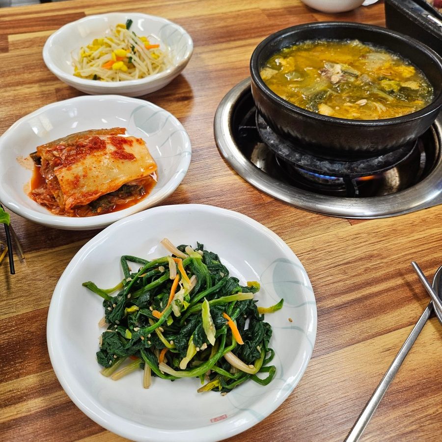 전라도식 반찬과 시래기된장이 함께 나온 상차림