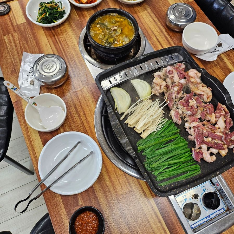 갈릭로스 불판과 반찬이 차려진 테이블