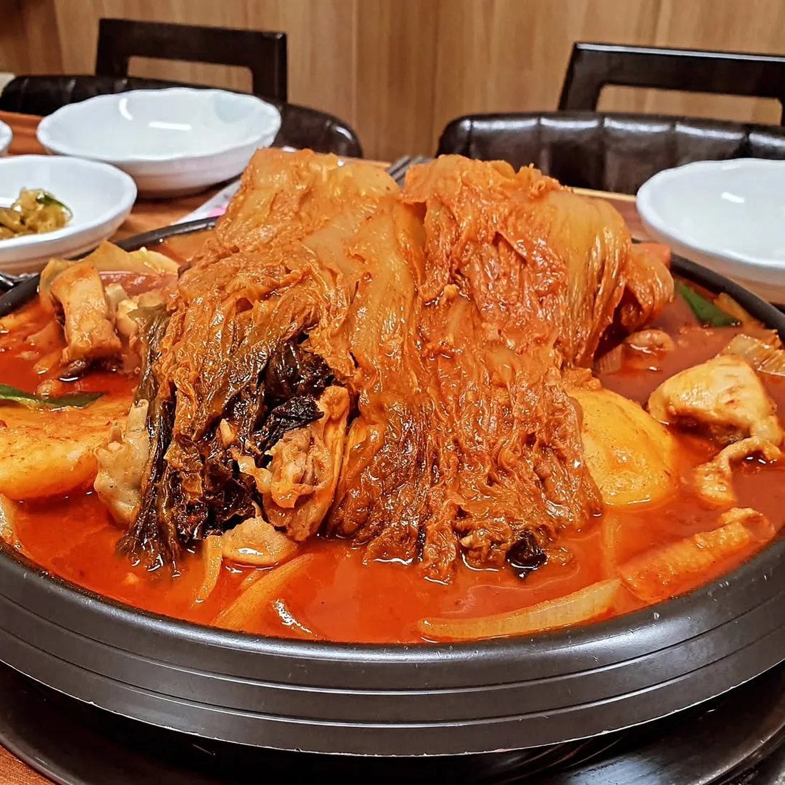 묵은지를 통째로 올려 끓이는 묵은지닭볶음탕